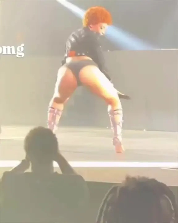 Ice Spice Bounces Her Fat Ass On The Stage - ePornLeak