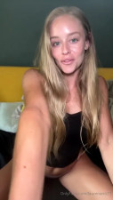 Laurenann77 Inserts A Dildo In Her Cunt