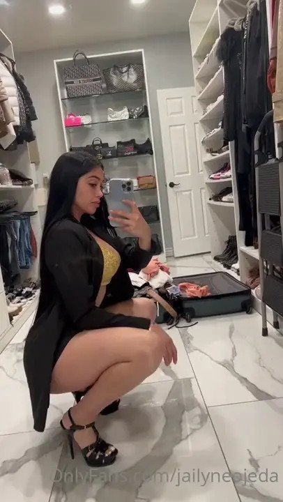 Jailyne Ojeda Squats To Tease Her Curves - ePornLeak