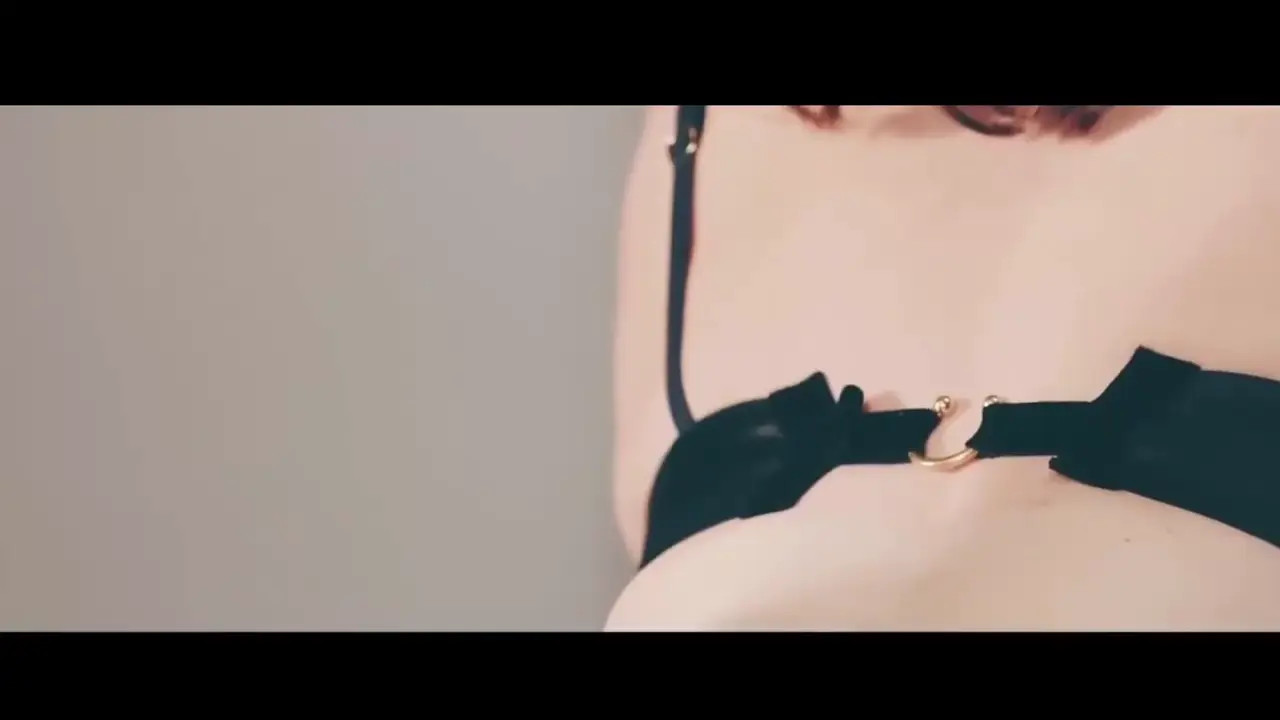 Emilia Clarke Models Her Body - ePornLeak