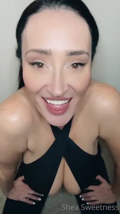 MILF Sheasweetnessvip Sucks On A Dildo - ePornLeak