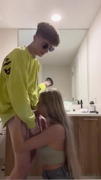 MollyMckayy Gets Pounded In The Washroom - ePornLeak