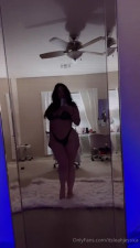 Itsleahjessica Shows Her Body In The Mirror