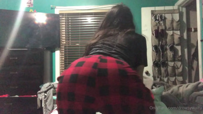 Drowsywaifu Bends Over To Show Her Ass And Pussy