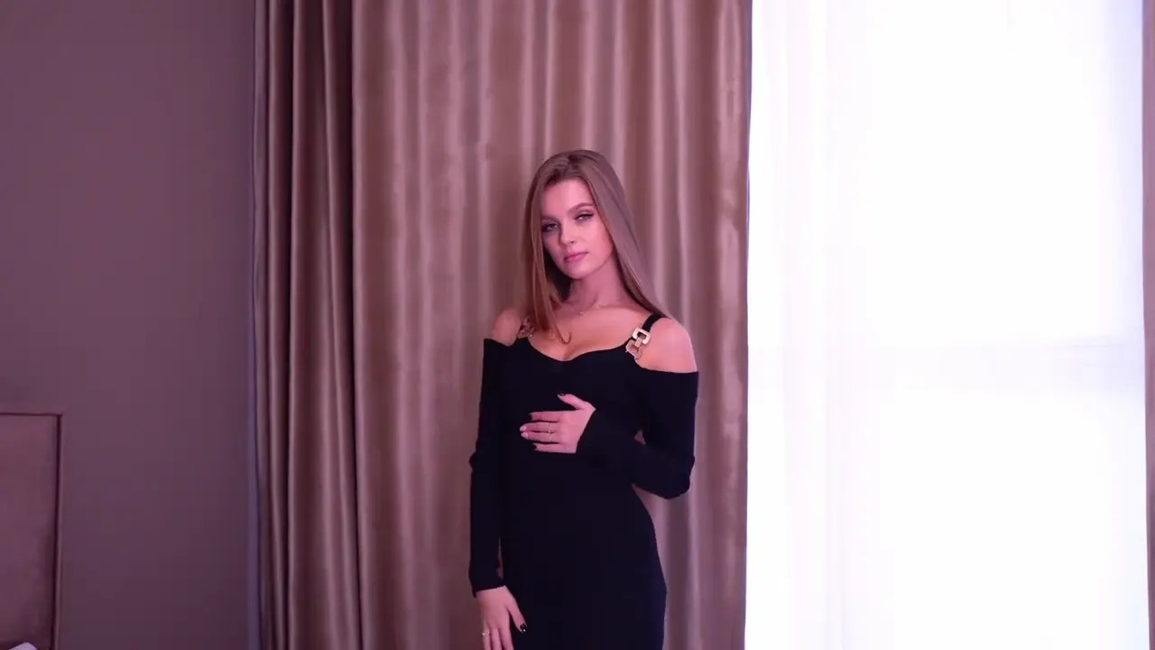 Ellie Moore Wears A Harness During Sex - ePornLeak