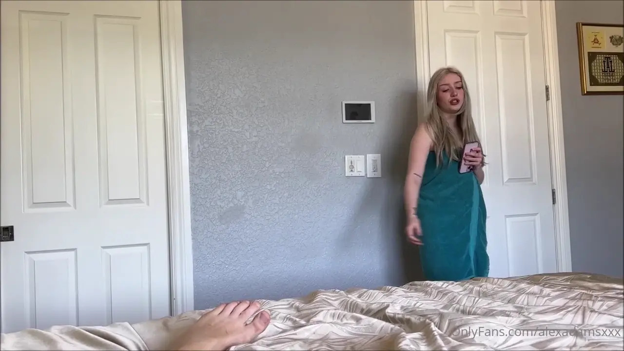 Izzy Rae Seduces Stepdad To Fuck Her - ePornLeak