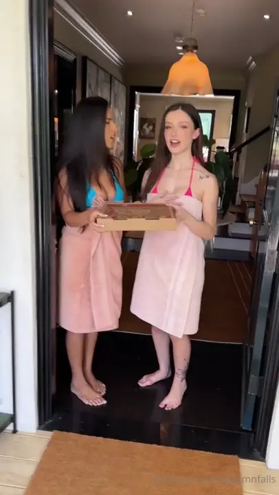 Autumn Falls & Dainty Wilder Blow Pizza Guy's Cock - ePornLeak