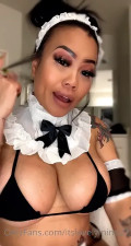 Maid Itslovelymimi27 Grabs Her Tits