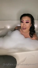 Itslovelymimi27 Soaks In The Bathtub