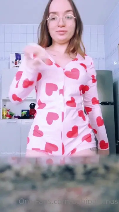 Babi Palomas Strips Her Clothes - ePornLeak
