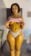 PetiteTumi Jiggles Her Juicy Ass