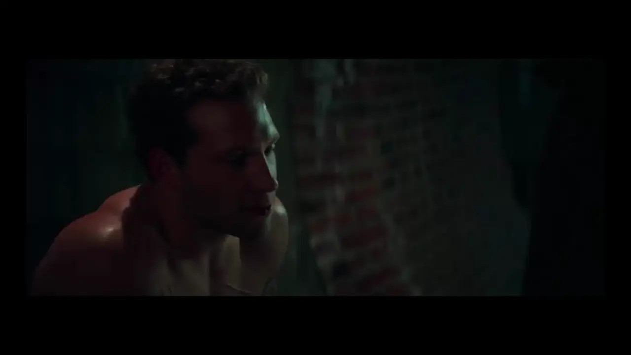 Emilia Clarke Strips Naked Outside - ePornLeak