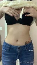 Aiyuens Strips To Show Her Hot Body
