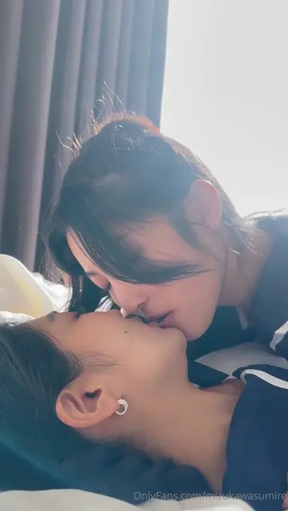 Emiri Momota Eats Bunnybrownie Out - ePornLeak