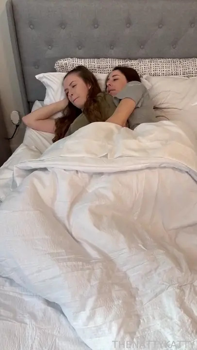 Katie Clark & Babesafreak Makes Out In Bed - ePornLeak
