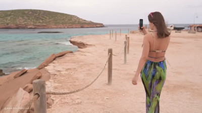 Ellie Luna Strips Her Clothes At The Shore
