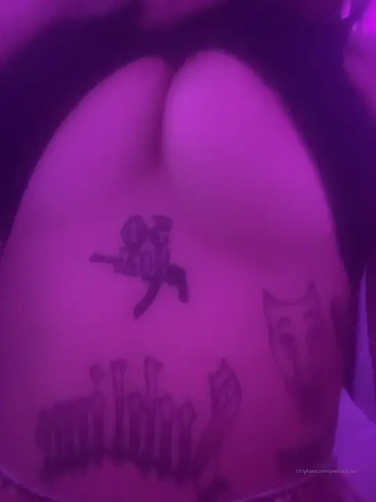 Therealbritain Pulls At Her Top - ePornLeak