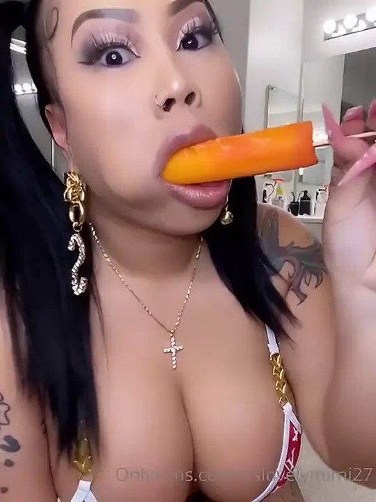 Itslovelymimi27 Gives A Popsicle A Good Lick - ePornLeak