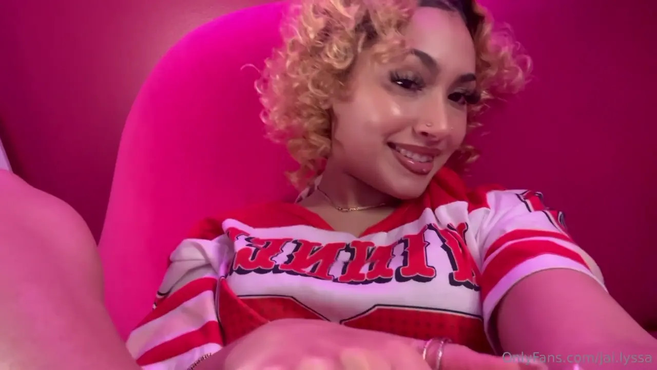 Cheerleader Jai Lyssa Spreads Pussy - ePornLeak