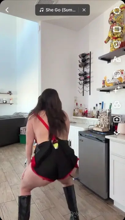 Solyluna24 Dances In Sexy Suspenders - ePornLeak