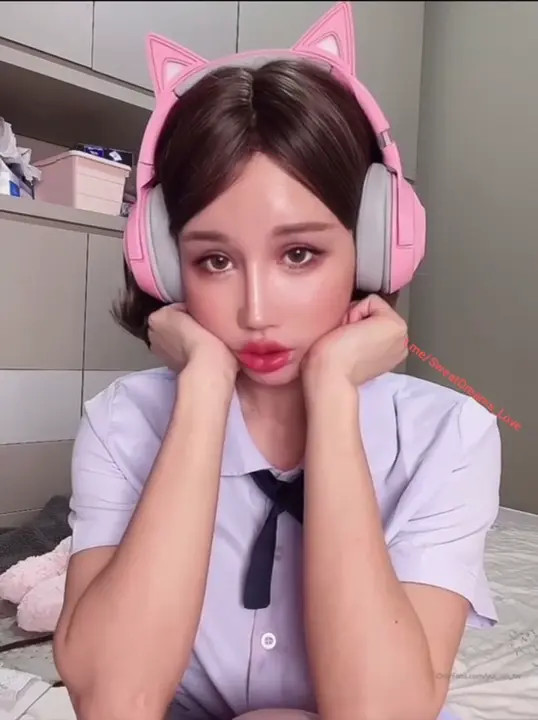 Yui Xin Strips Uniform For A Pussy Rub - ePornLeak