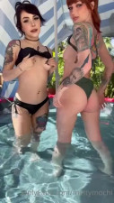 Meltymochi And EnraptureSG's Pussy Fingering Fun