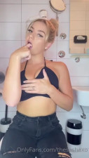 Thesashaxo Has Fun Masturbating In The Toilet