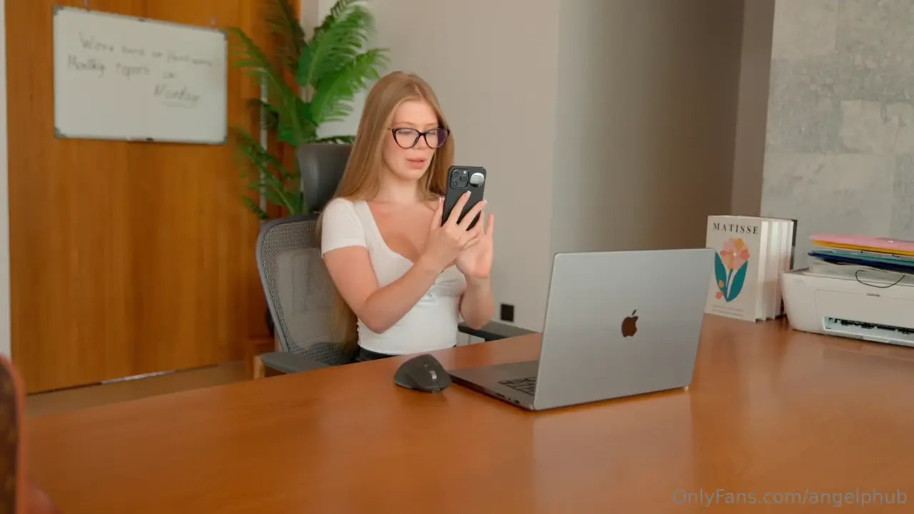Daria Angel Gets Rammed In Her Office - ePornLeak
