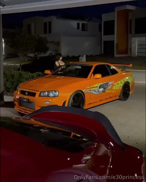 E30princess Dances In Her Garage - ePornLeak