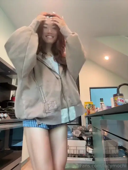 Lucy Mochi Tries Masturbating In The Kitchen - ePornLeak