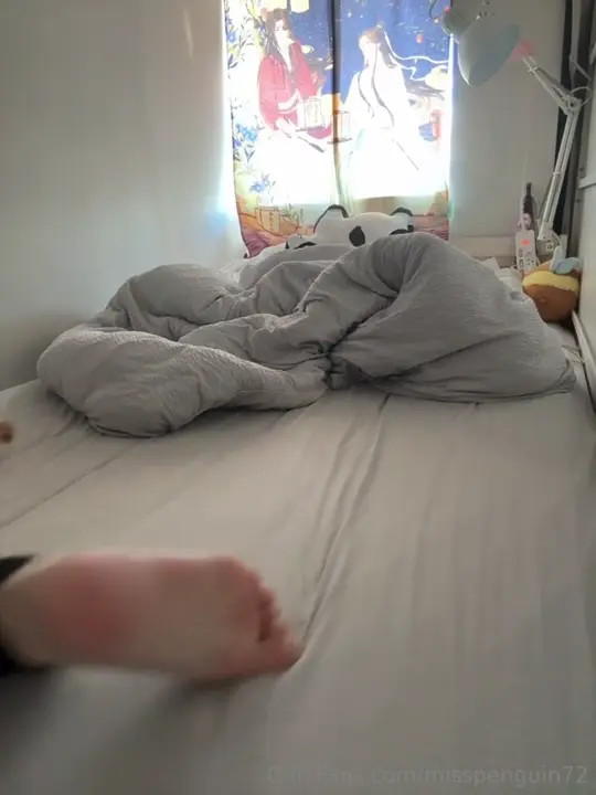Misspenguin72's Early Morning Masturbation - ePornLeak