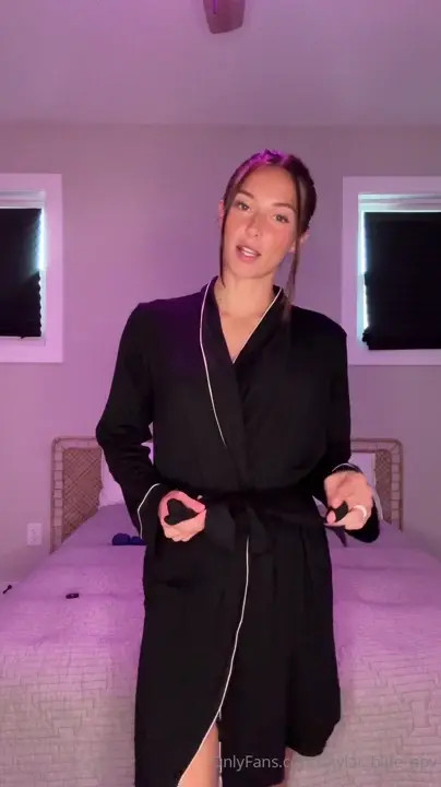 Skylar Blue Strips And Pleasures Her Cunt - ePornLeak