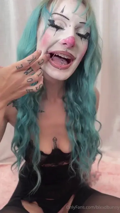 Blxxdbunny Sucks A Dildo With Clown Makeup On - ePornLeak
