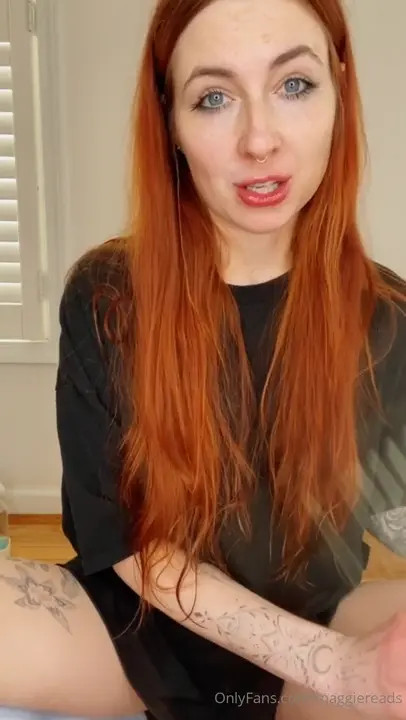 MaggieReads Shows Off Her Bare Pussy - ePornLeak
