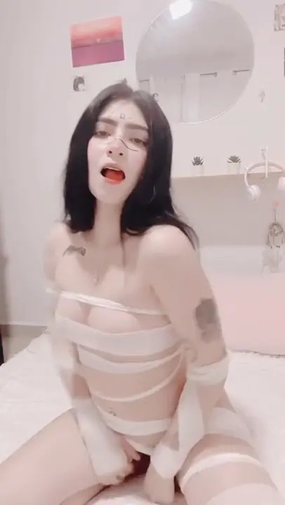 Acuareelablanca Rubs Her Cunt On The Bed - ePornLeak