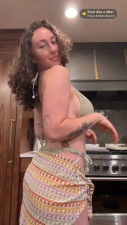 Karlyetaylor Models Her Beach Outfit