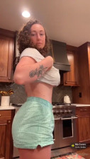 Karlyetaylor Lifts Up Her Shirt