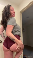 Karlyetaylor Wiggles Her Booty