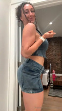 Karlyetaylor Gives A Little Booty Shake