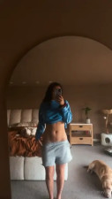 Karlyetaylor Flexes Her Toned Stomach