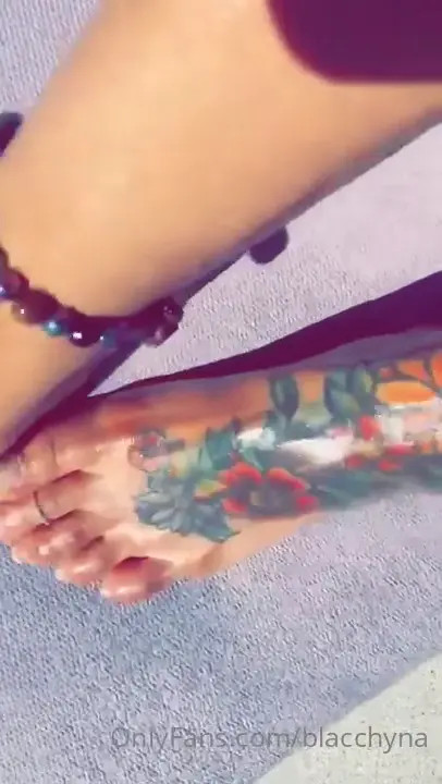 Blac Chyna Shows Her Wet Legs And Feet - ePornLeak