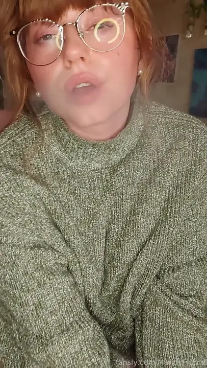 MandyFrizzle Uses A Dildo To Fuck Her Pussy - ePornLeak