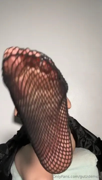 Gutzdemon Plays With Her Foot In Net Stockings - ePornLeak