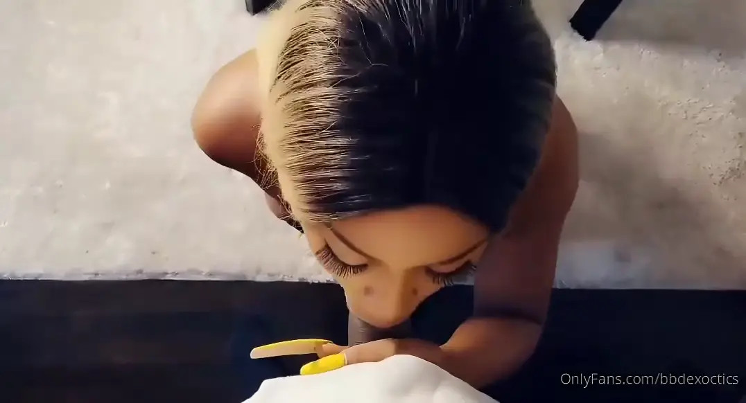 Pinkydollnpc Gives A Blowjob On Her Knees - ePornLeak