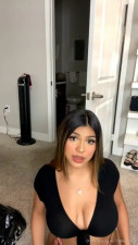 Lildedjanet Fondles Her Breasts