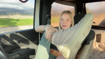 XOMaddyKXO Shows Off Her Feet In The Car