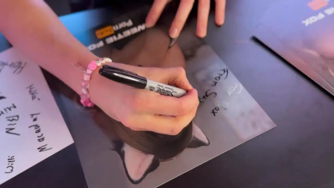 Sweetie Fox Fucks Her Biggest Fan - ePornLeak