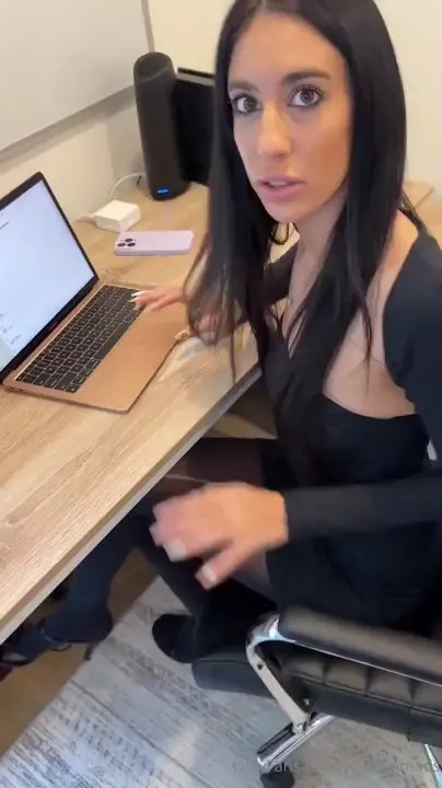 Secretary Youlovemads Gives Head To Her Boss - ePornLeak