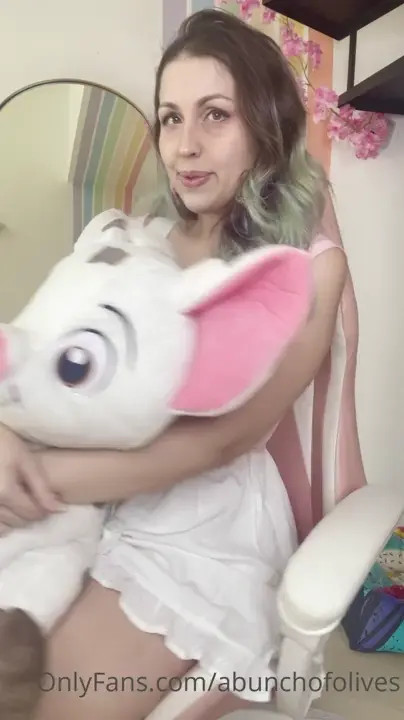 MoonBerryBlu Vibrates Her Pussy - ePornLeak