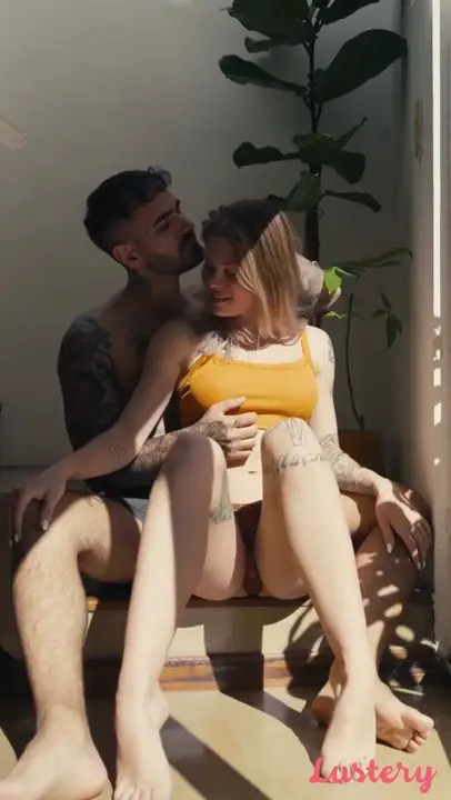 Sammmnextdoor Gets Fingered In The Stairwell - ePornLeak